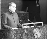 Rajiv Gandhi presenting his Action Plan to Eliminate Nuclear Weapons